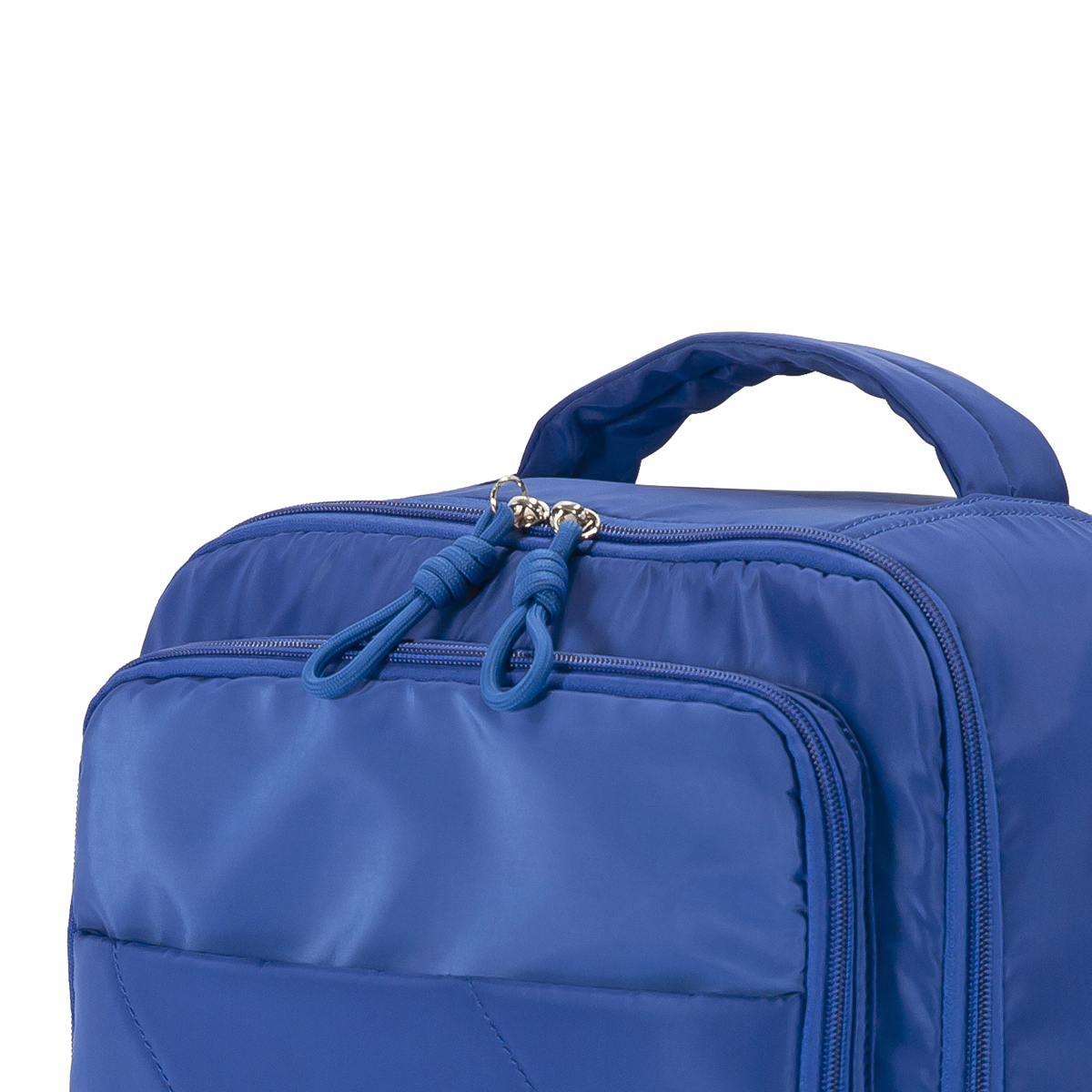 Primer plano de una mochila azul con asa acolchada y tiradores de cremallera de cuerda azul.
