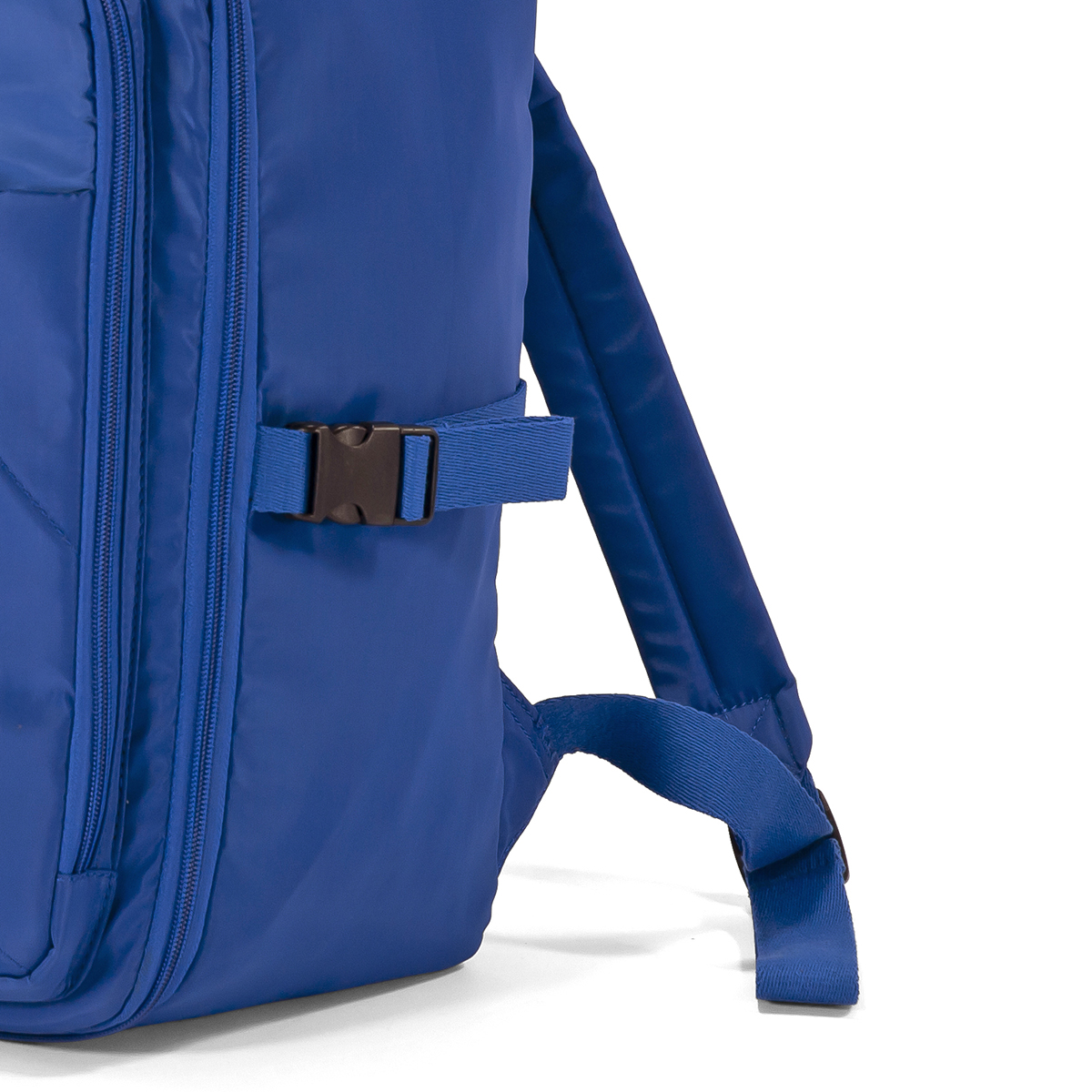 Una mochila azul con hebillas y cremalleras negras sobre fondo blanco.