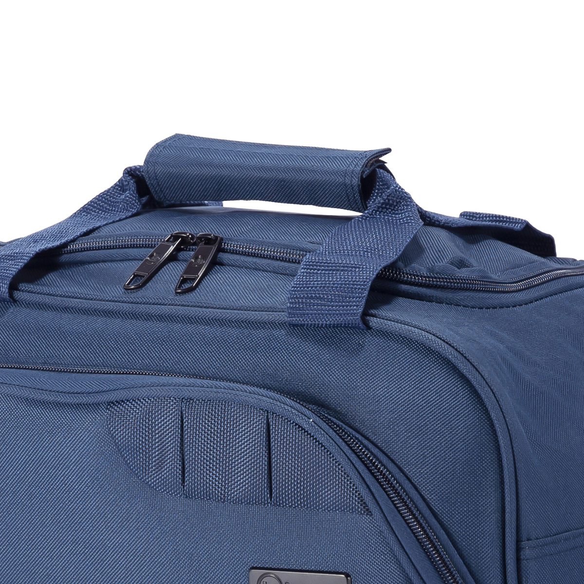 Primer plano de una bolsa de lona azul con cremalleras y asas.