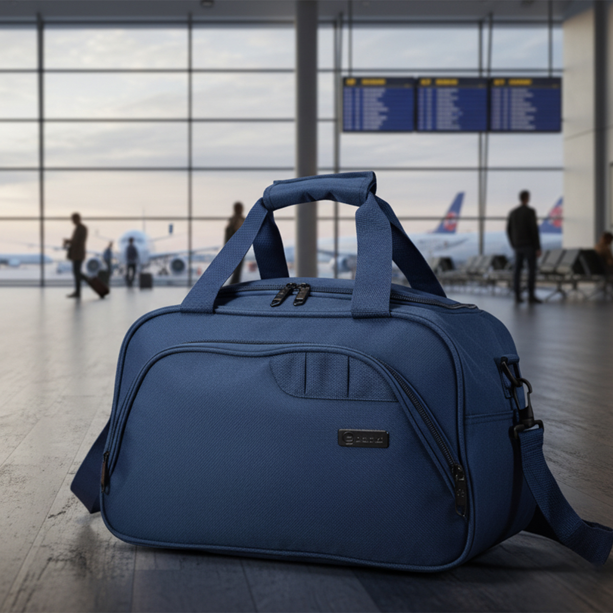 Una bolsa de viaje azul sobre un suelo de madera en una terminal.