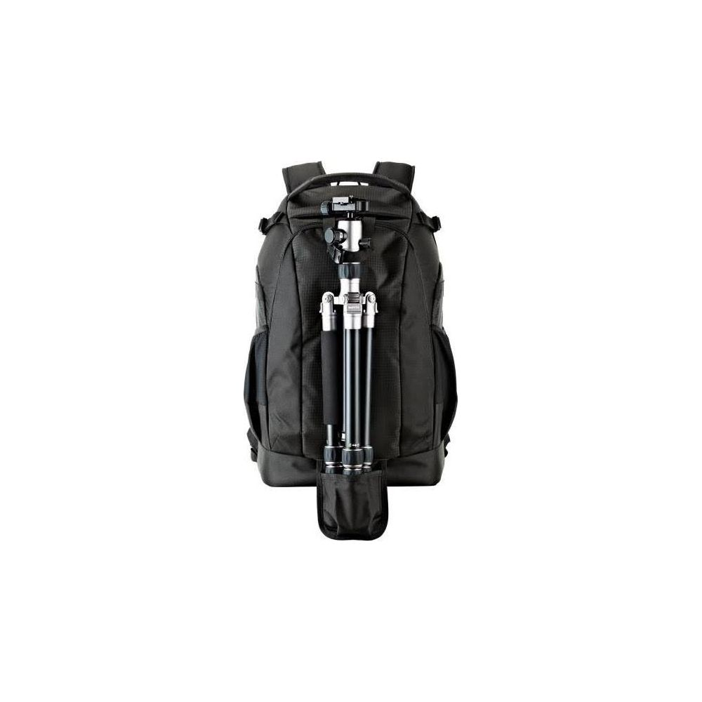 Sac à dos noir avec un trépied attaché, fond blanc.