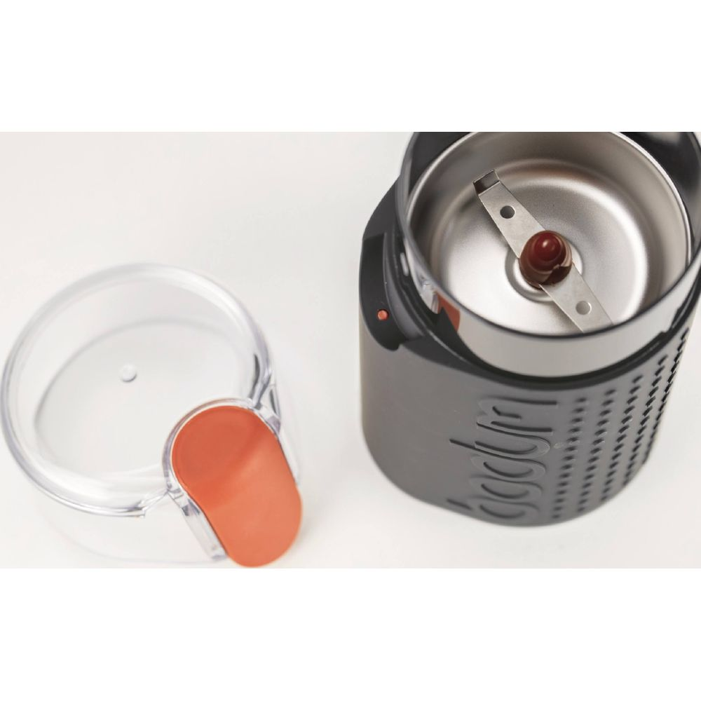 Ein schwarzer elektrischer Kaffeemühle mit offenem Deckel.