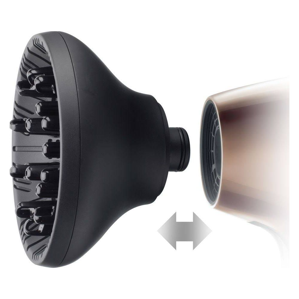 Czarny dyfuzor jest mocowany do brązowej suszarki do włosów.
