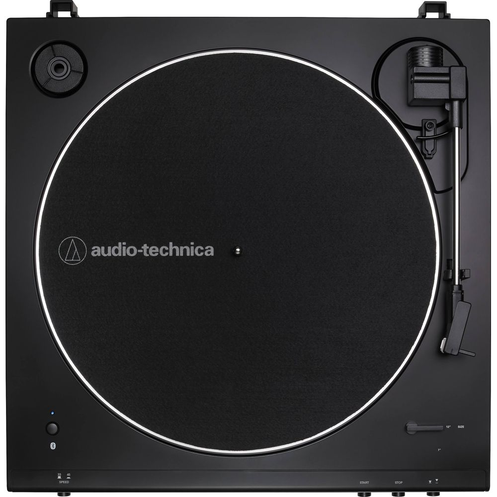 Czarny gramofon z ramieniem i logo "audio-technica".