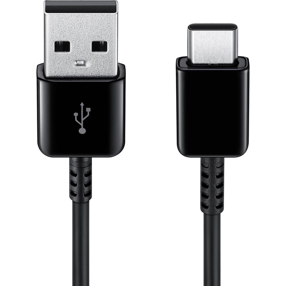 Een zwarte USB-A naar USB-C kabel met beide connectoren naast elkaar.