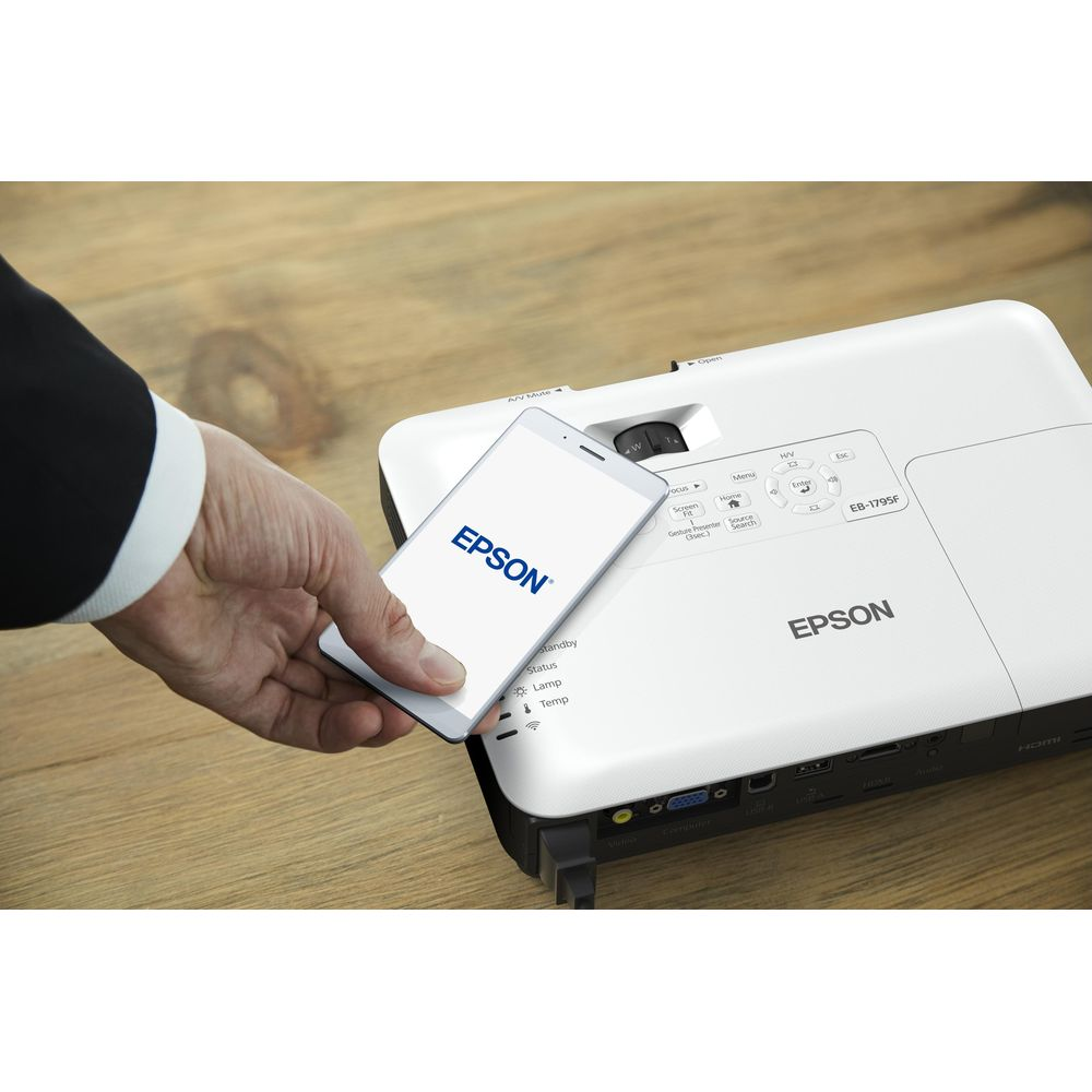 Mann hält Smartphone mit EPSON-Logo über einen weißen EPSON-Projektor.