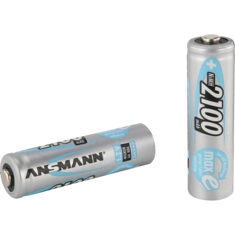 Zwei AA-Batterien, eine mit Aufschrift ANMANN, die andere mit 2100 mAh.