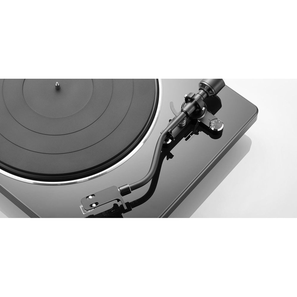 Un tocadiscos negro con brazo y plato. Superficie brillante.
