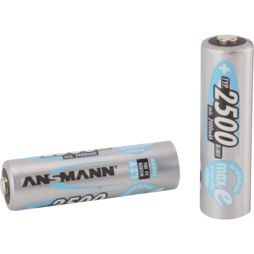Zwei AA-Batterien, eine liegend mit ANSMANN-Logo, eine stehend mit 'max e' Logo.