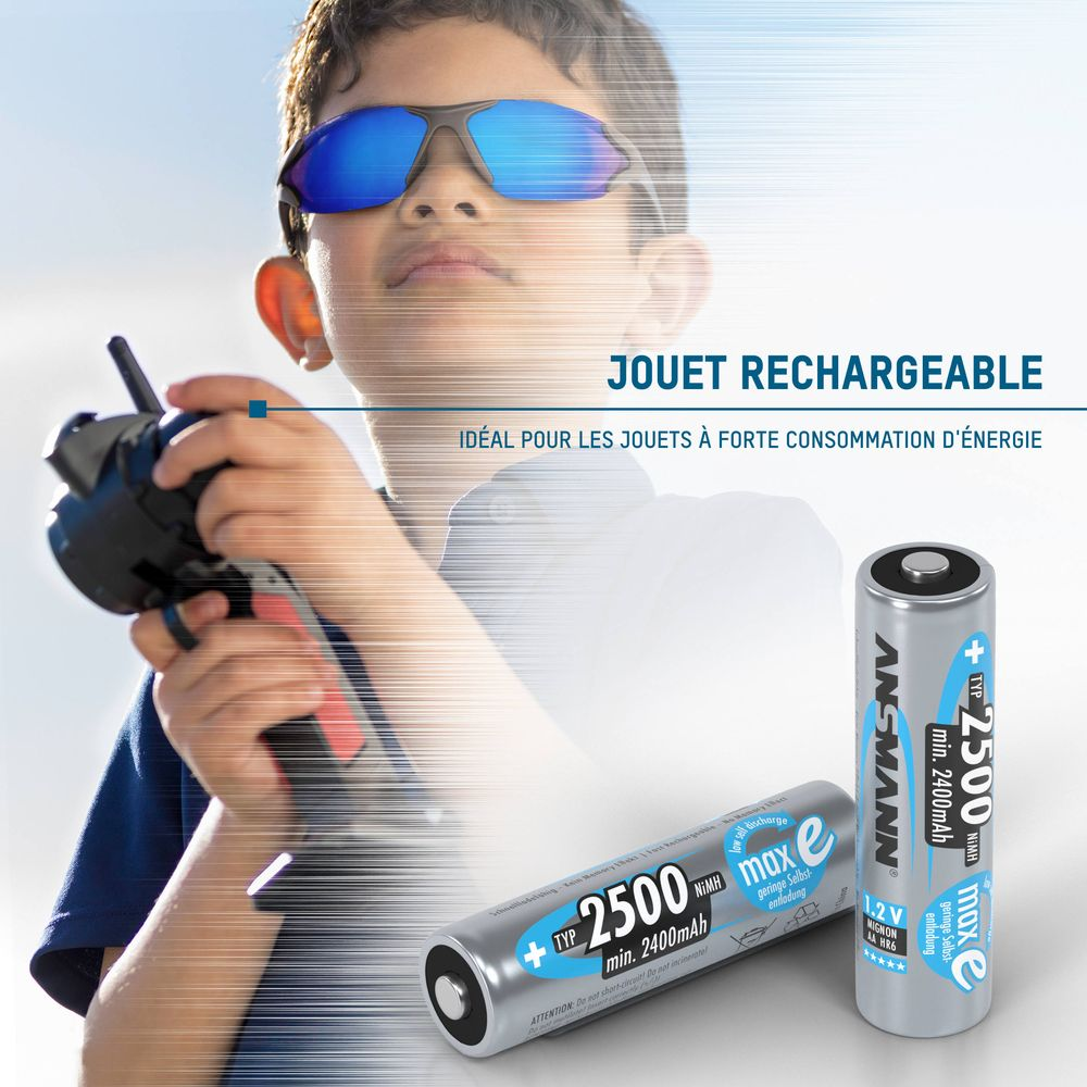 Junge mit Fernbedienung und ANSMANN Batterien, beschriftet mit 2500mAh.