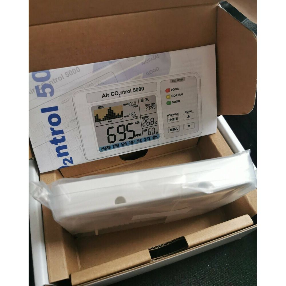Ein Air CO₂ntrol 5000 Messgerät mit Verpackung. Zeigt CO₂, Temp. und RH.