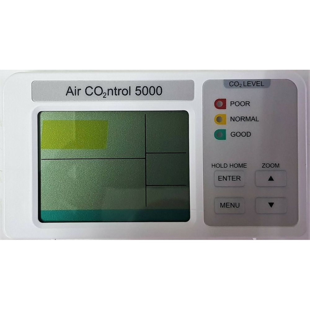 Ein weißes Gerät mit der Bezeichnung Air CO₂ntrol 5000 mit Bildschirm und Tasten.