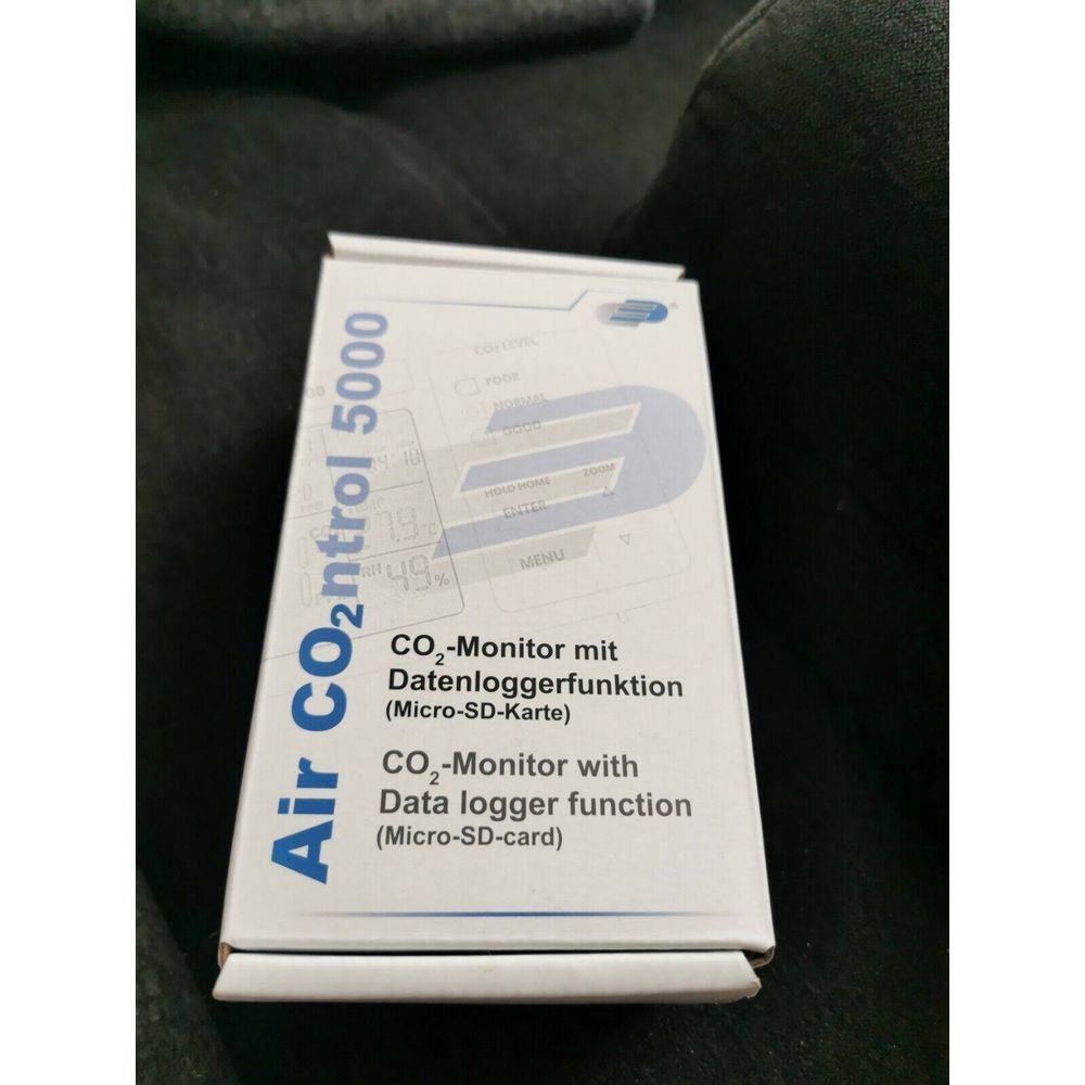 Verpackung eines CO2-Monitors mit Datenloggerfunktion und Micro-SD-Karte.