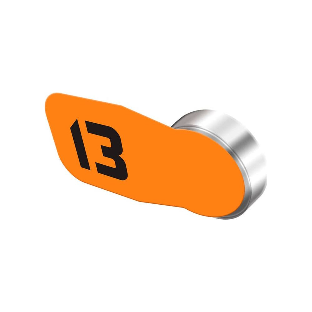 Marcatore arancione con numero 13 nero e cilindro argentato.
