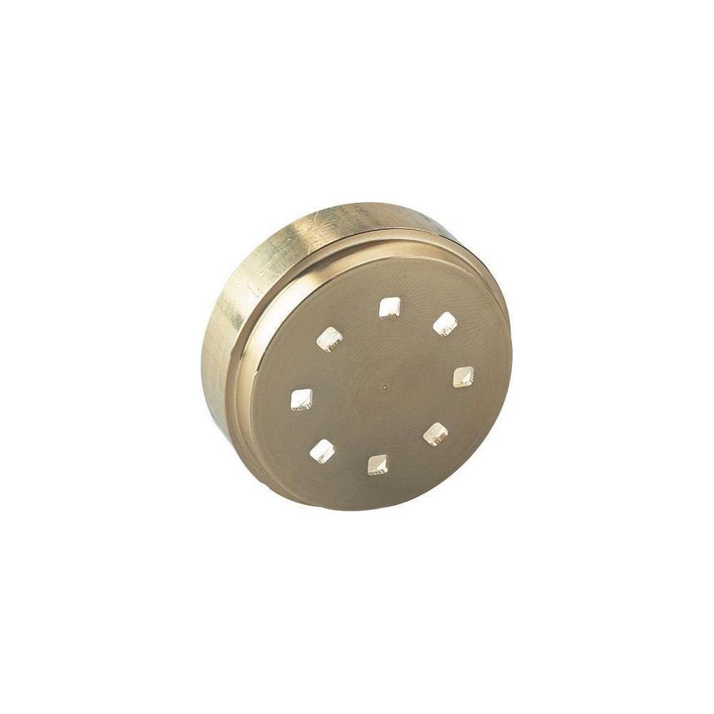 Ein goldener Nudelaufsatz mit quadratischen Löchern, isoliert auf weißem Hintergrund.