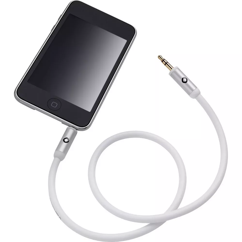Un câble audio blanc est connecté à un iPod noir. Le câble forme une boucle.