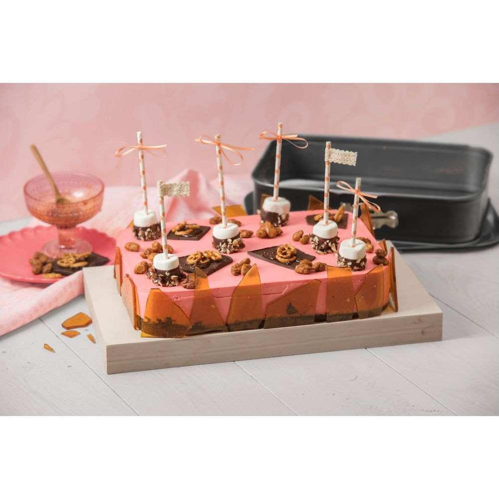 Ein rechteckiger Kuchen mit rosa Glasur, dekoriert mit Marshmallows und Streuseln.