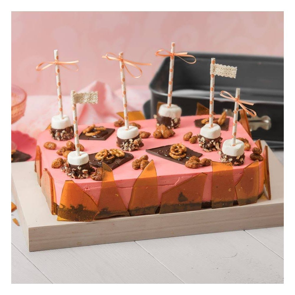 Rosa Kuchen mit Marshmallows, Brezeln und Schokostückchen.