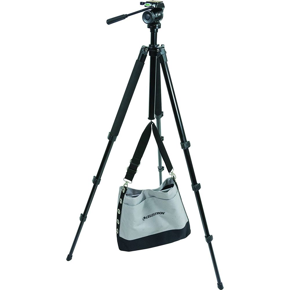 Ein schwarzes Stativ mit einer grauen Celestron-Tasche, die daran hängt.