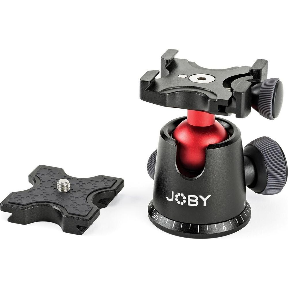 Ein schwarzer Joby Kugelkopf-Stativadapter mit rotem Gelenk und abnehmbarer Platte.
