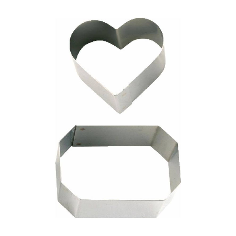 Ein Herz- und ein achteckiger Ausstecher aus Metall auf weißem Hintergrund.