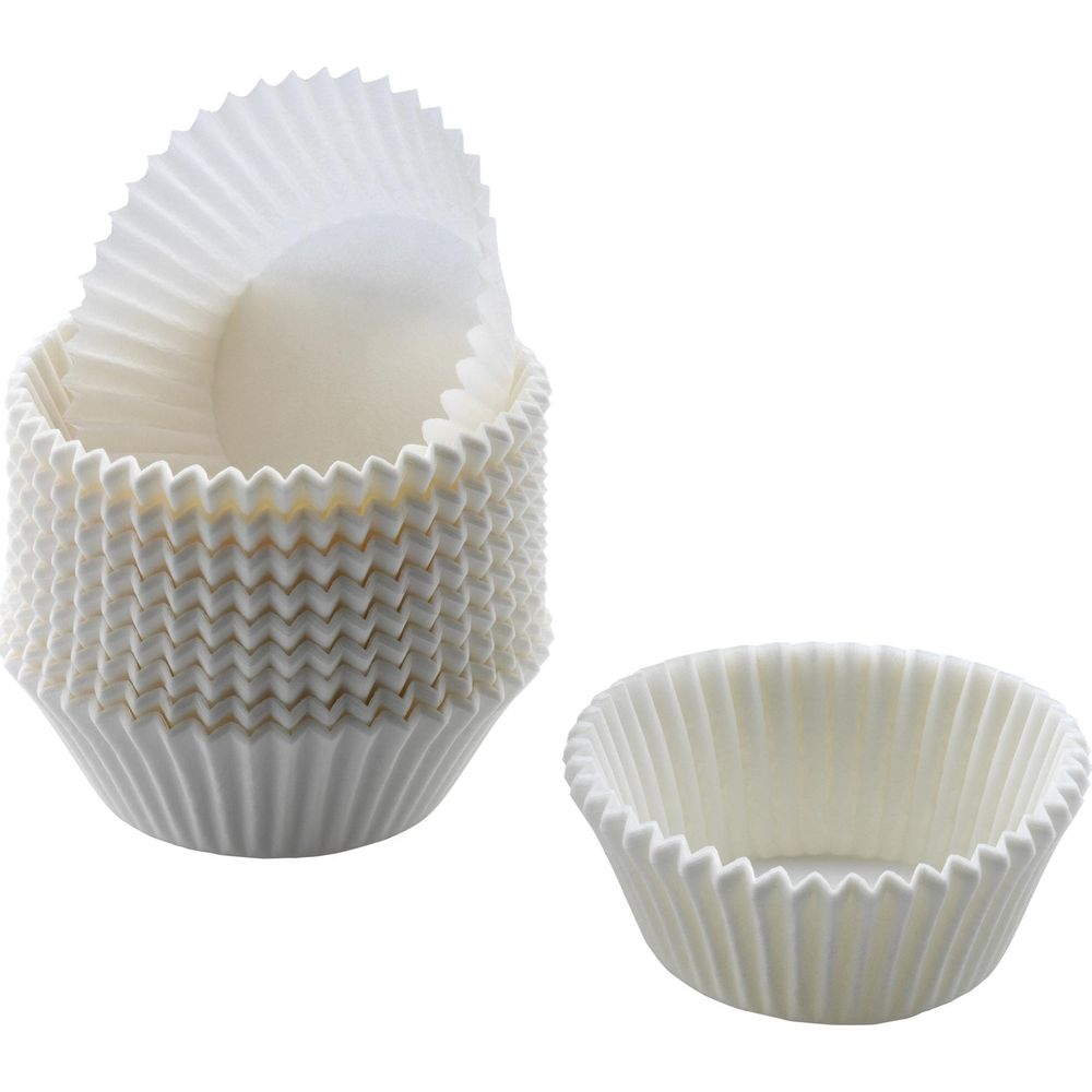 Ein Stapel weißer Cupcake-Förmchen und ein Förmchen rechts auf weißem Hintergrund.