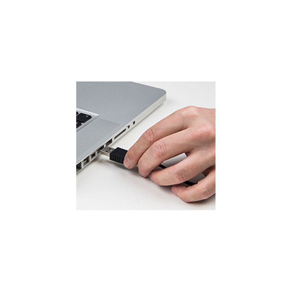 Une main branche un connecteur USB noir dans un ordinateur portable.