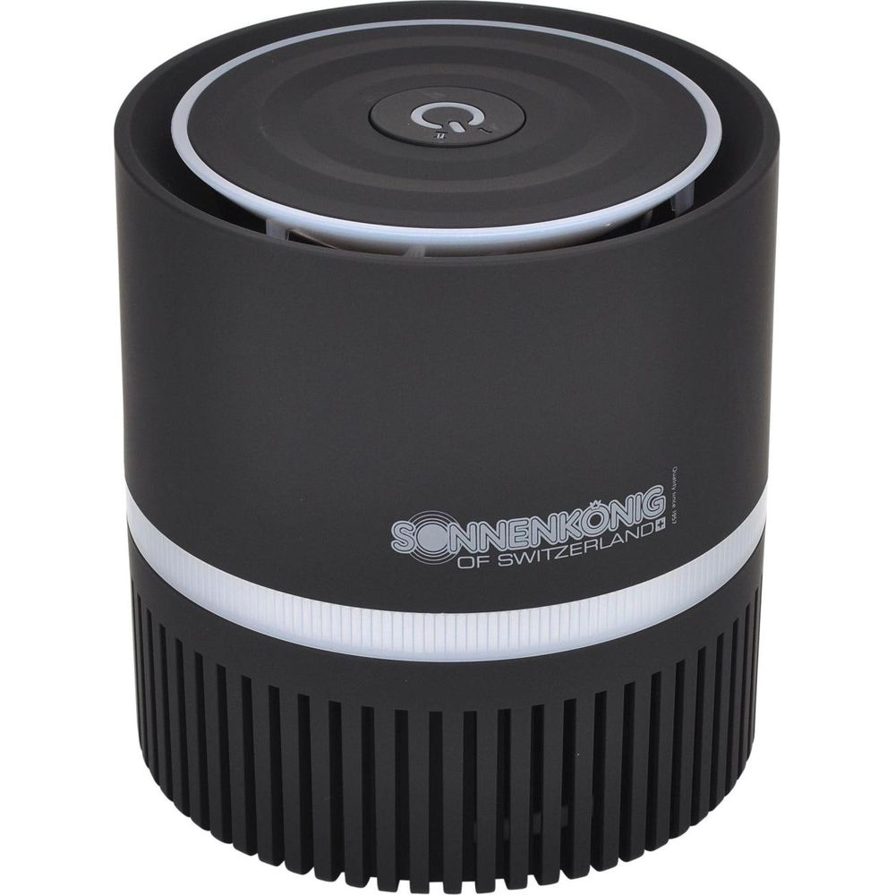 Un ventilateur cylindrique noir avec logo argenté et bande lumineuse blanche.