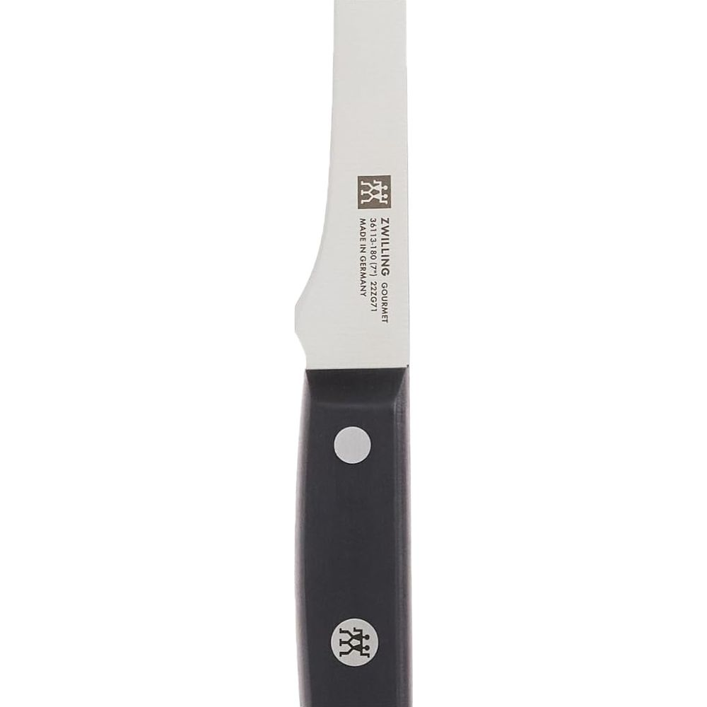 Zbliżenie noża kuchennego z czarną rączką i srebrnym ostrzem.