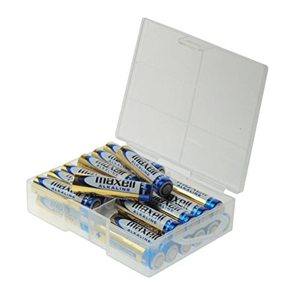 Przezroczyste plastikowe etui zawiera wiele baterii alkalicznych Maxell w kolorze złotym i niebieskim.