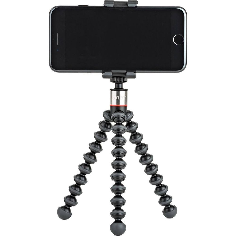 Ein Smartphone ist auf einem flexiblen Stativ montiert, das auf weißem Hintergrund steht.