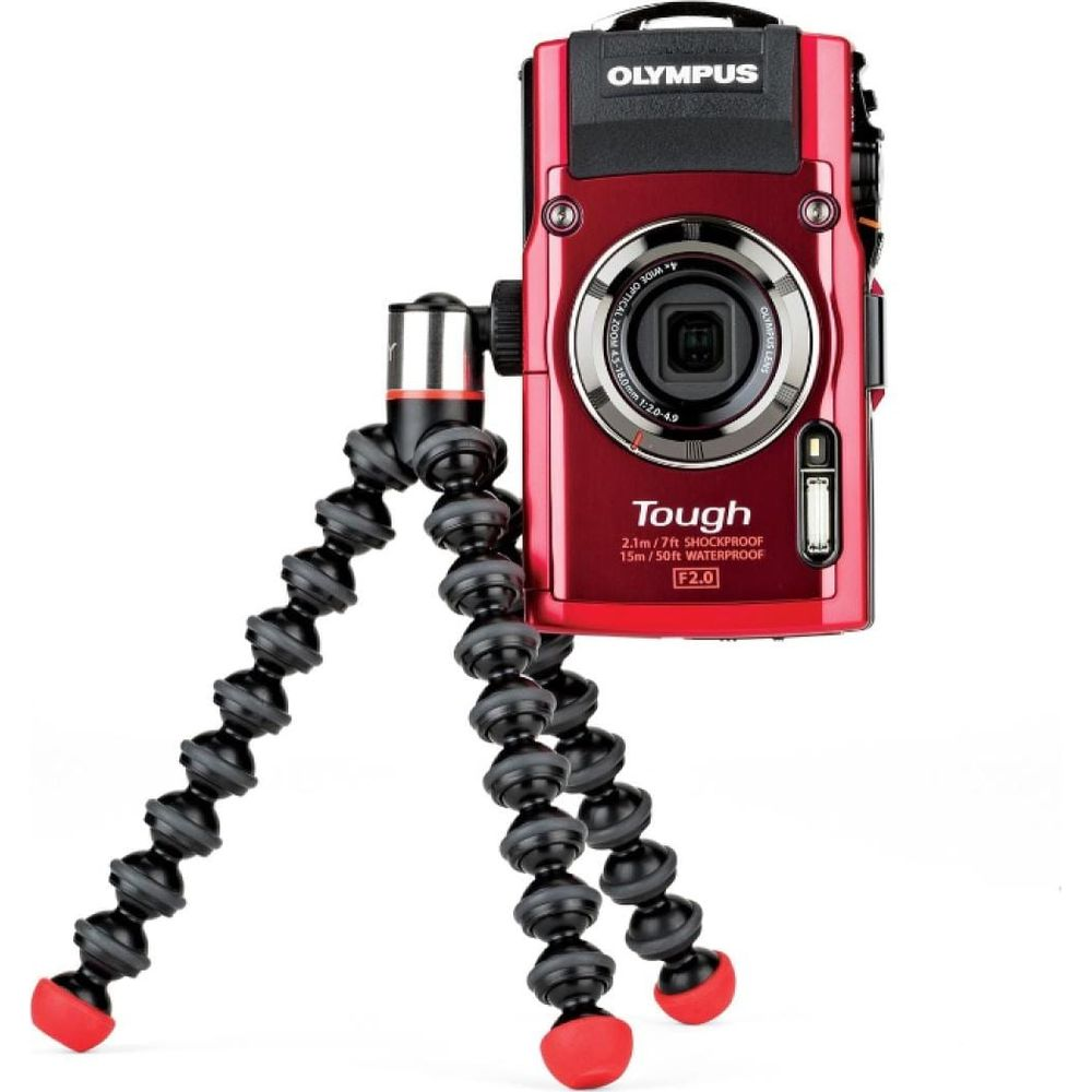 Rote Olympus Tough Kamera mit flexiblem Stativ, weißer Hintergrund.