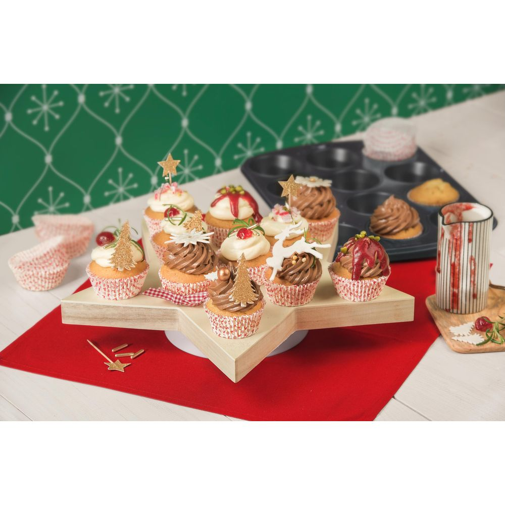 Weihnachtsmuffins auf einem Sternen-Tablett mit Schokoglasur und Sternen.