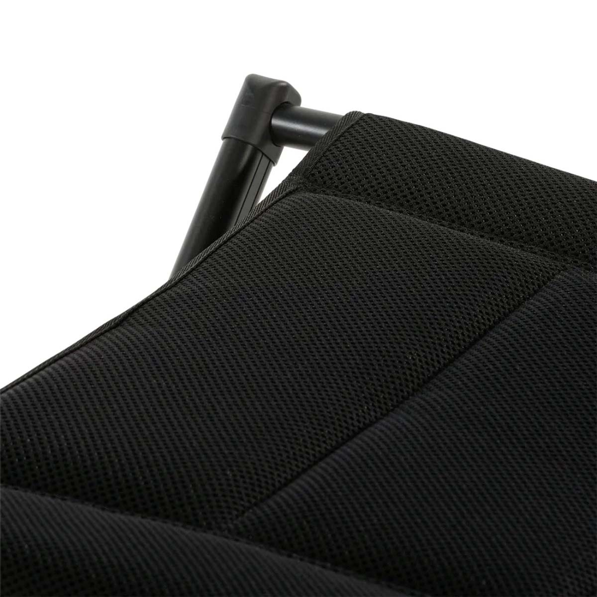 Close-up van een zwart mesh zitvlak met een zwart metalen frame.