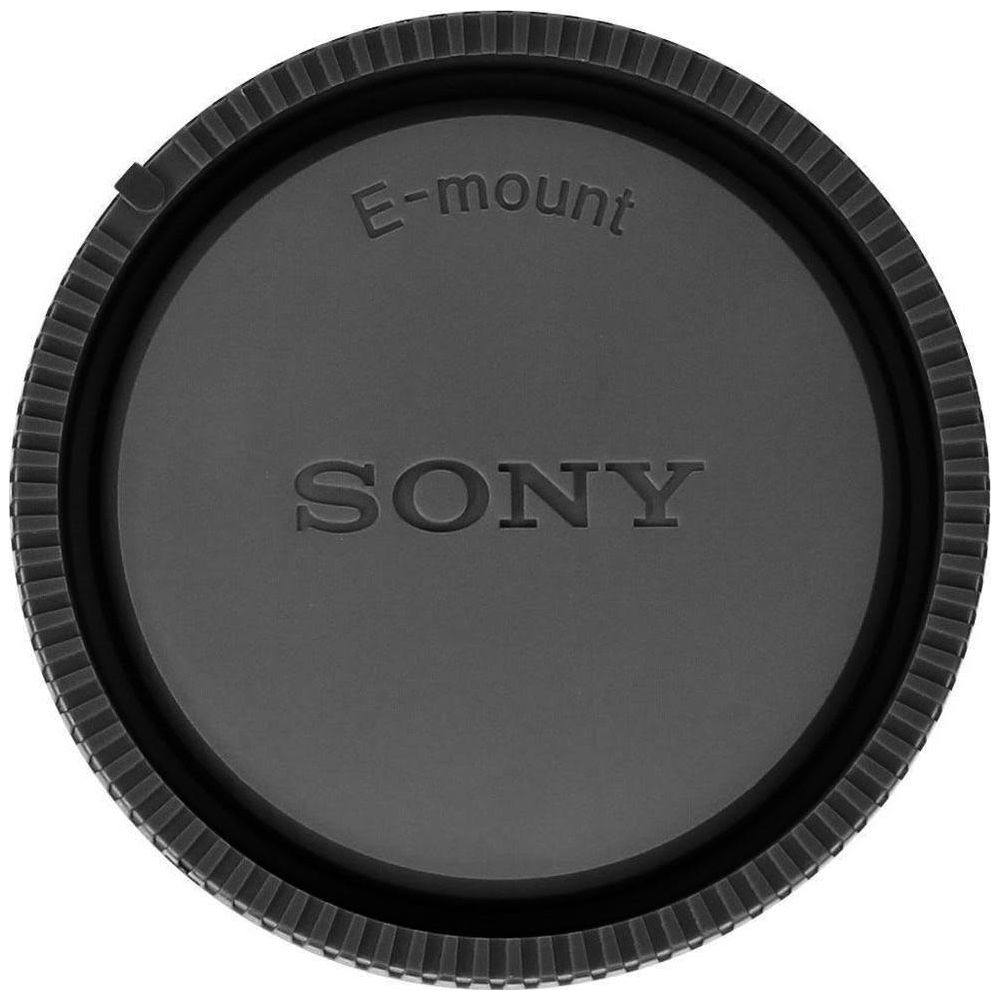 Czarna zaślepka obiektywu Sony E-mount z ząbkowaną krawędzią.