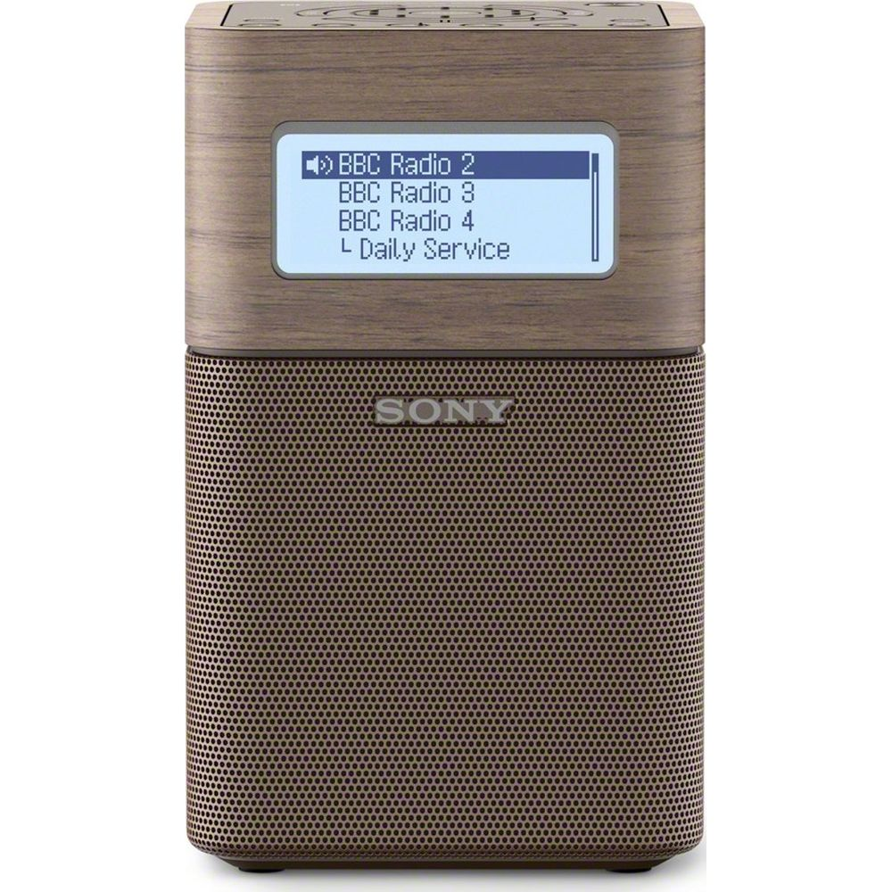 Brązowe radio Sony z drewnianym wzorem i ekranem wyświetlającym kanały BBC Radio.