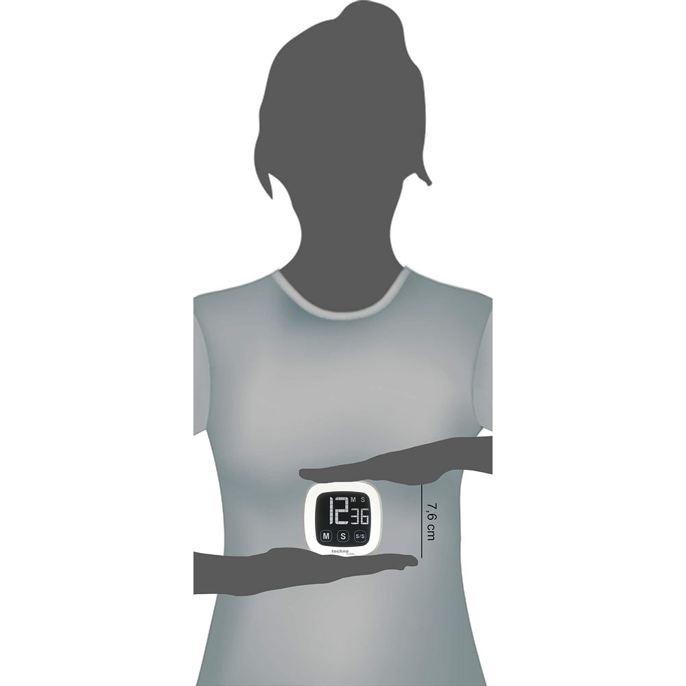 Eine Frau hält einen kleinen weißen digitalen Wecker mit der Aufschrift 12:36.