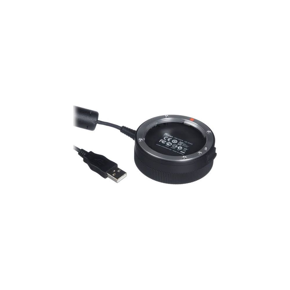 Ein schwarzer Kamera-Adapter mit USB-Kabel auf weißem Hintergrund.