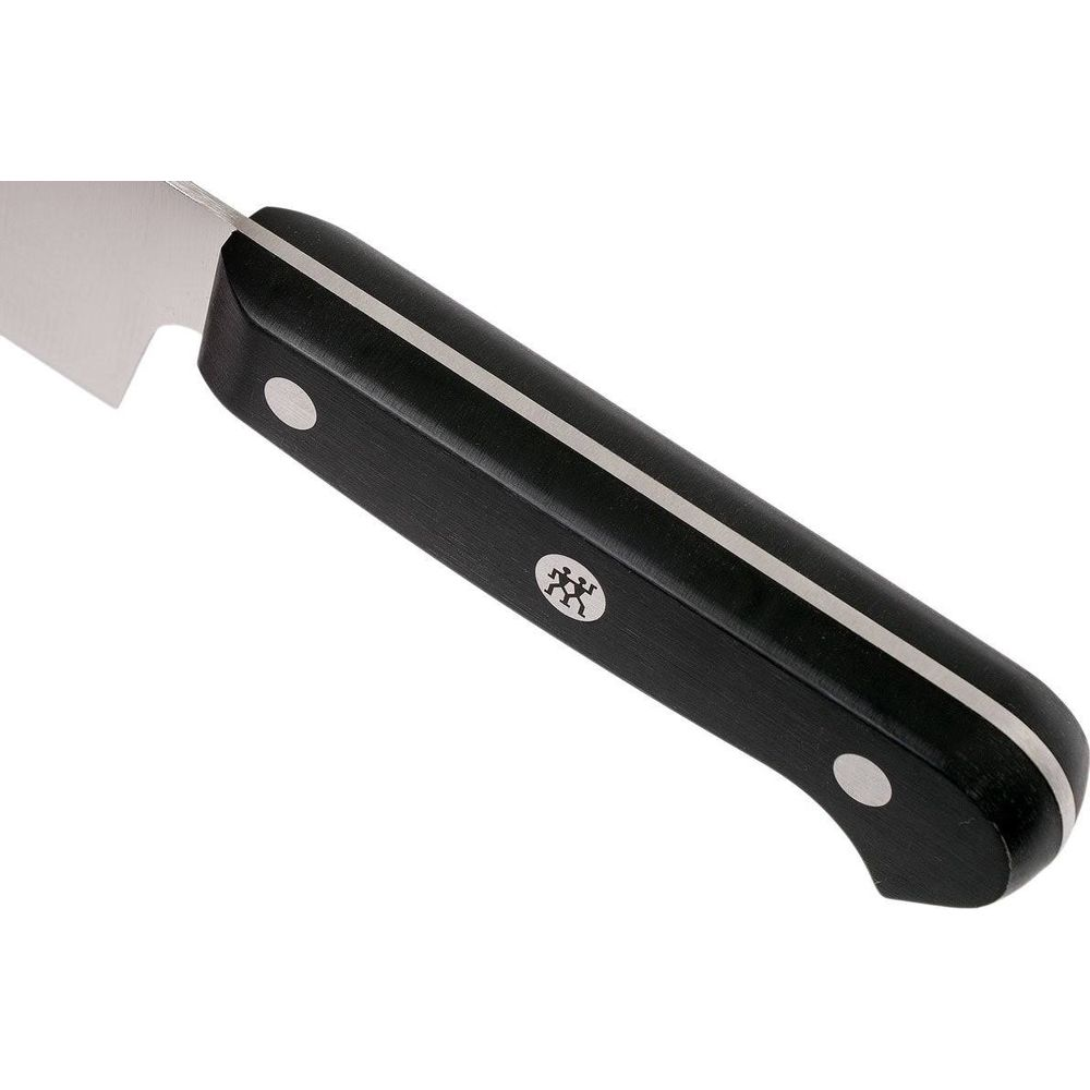 Zbliżenie czarnego noża z srebrnymi akcentami i logo.