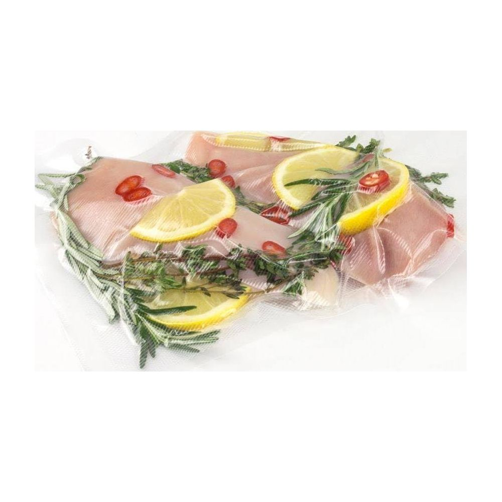 Vakuumverpacktes Hähnchenbrustfilet mit Kräutern, Zitronenscheiben und Chilischoten.