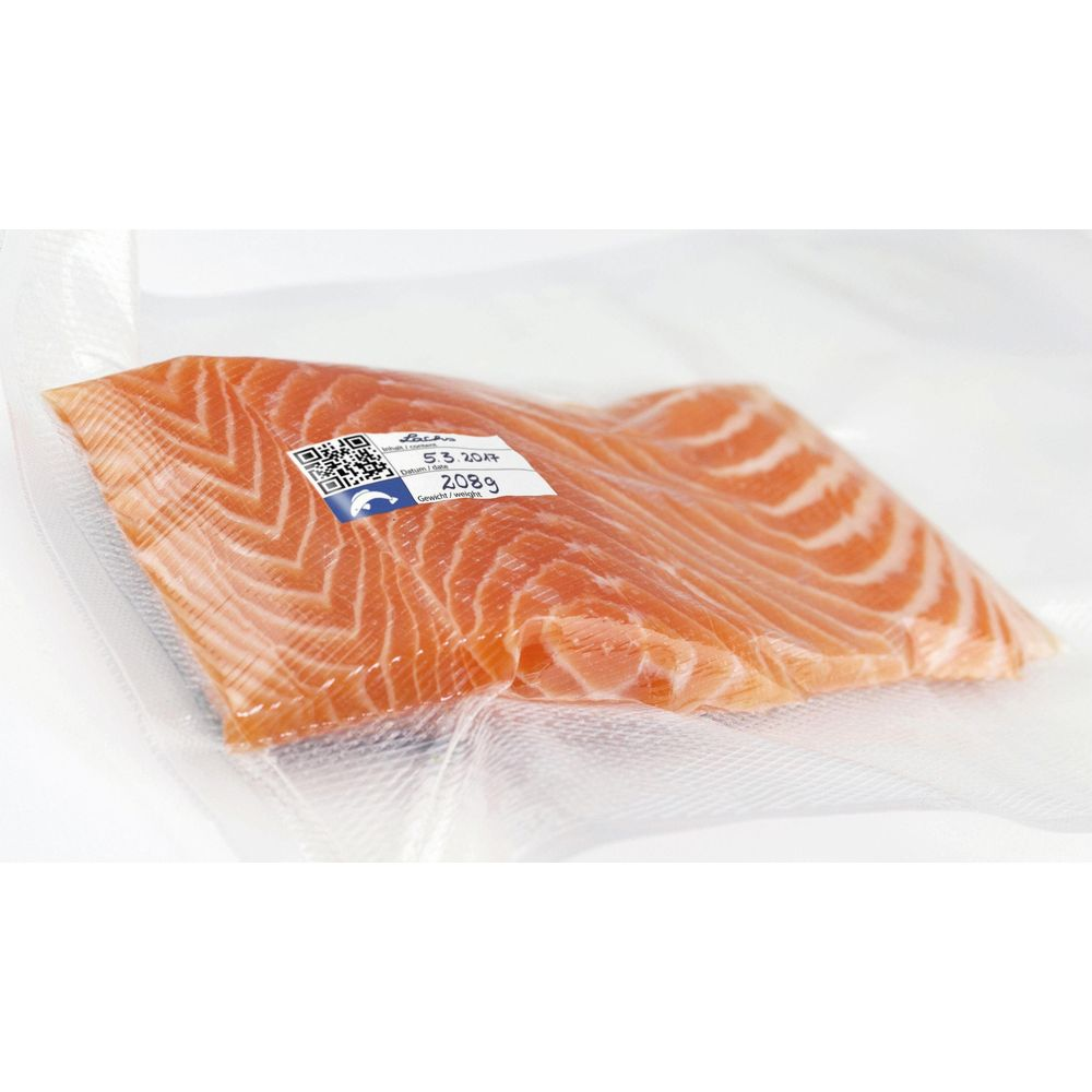 Un filetto di salmone crudo sottovuoto con etichetta indicante data e peso.