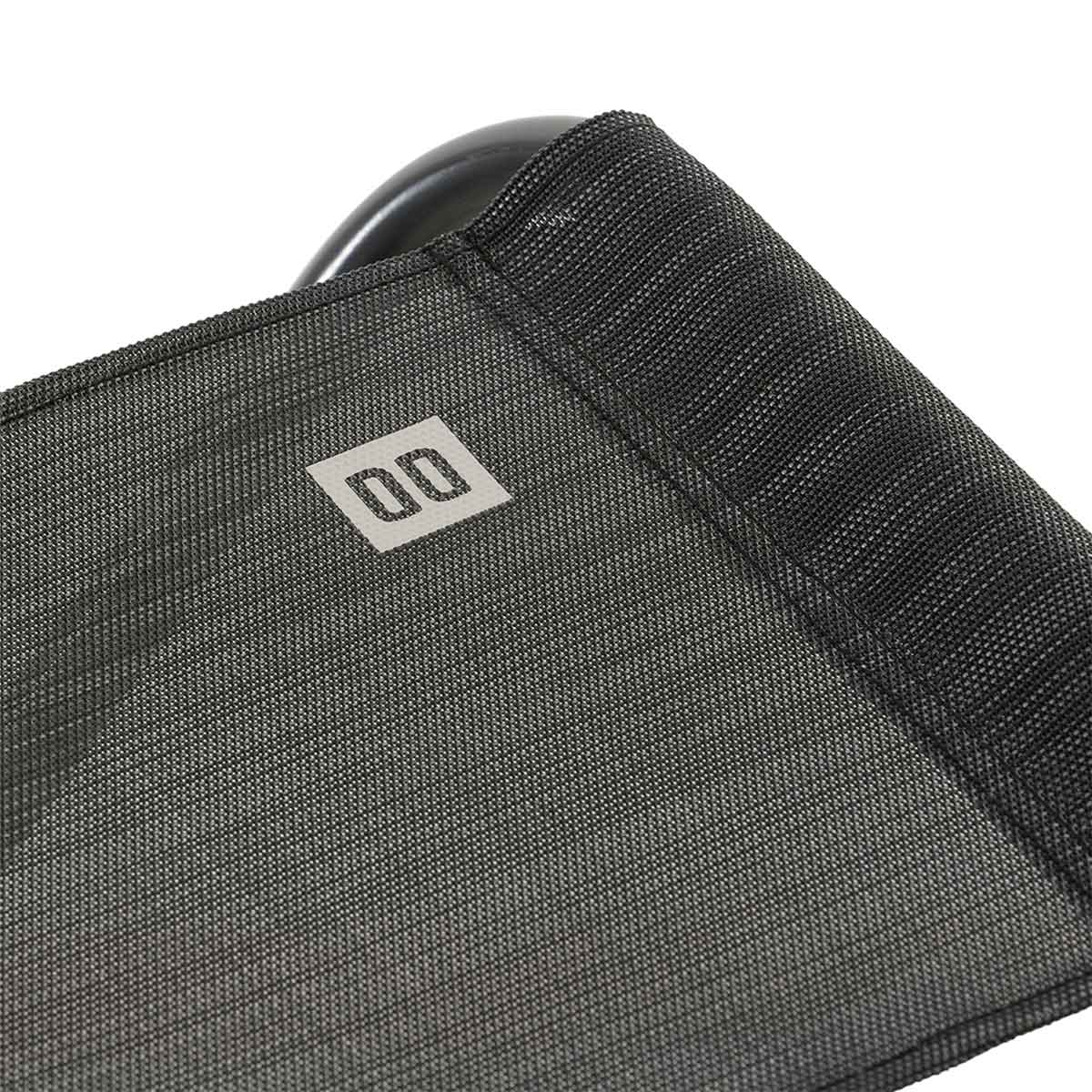 Grijze stof met "DD" logo en zwarte bies.