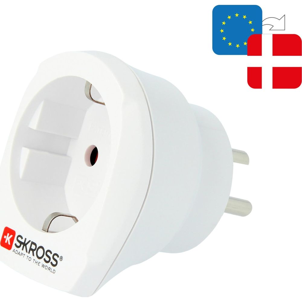 Ein weißer Reiseadapter mit EU- und Dänemark-Flaggen.