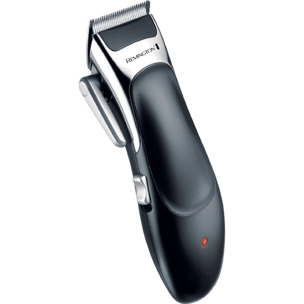 Un tagliacapelli Remington nero con accenti argentati su sfondo bianco.
