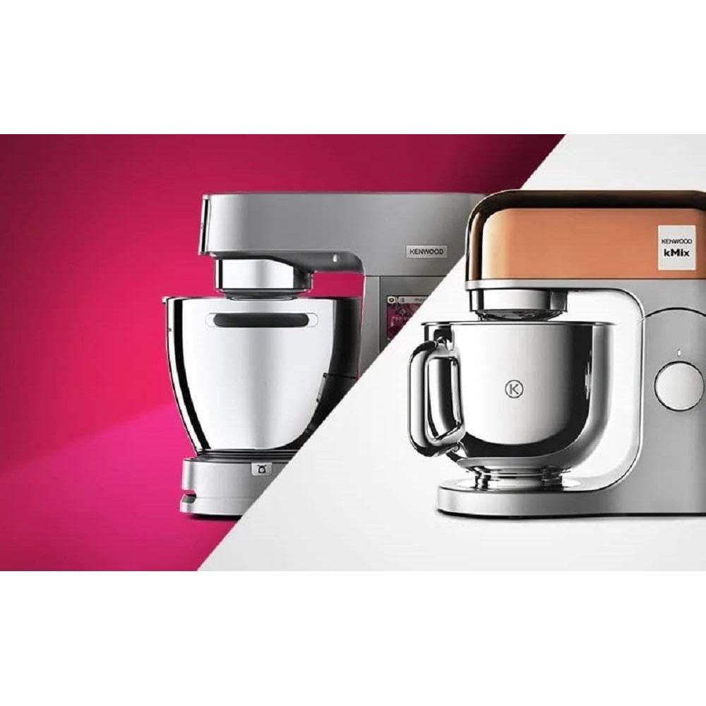 Zwei Kenwood Küchenmaschinen, eine silberne, eine kupferfarbene, auf geteiltem Hintergrund.