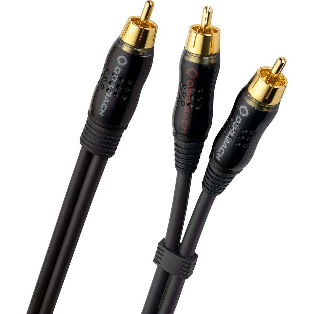 Drei schwarze Audiokabel mit goldenen RCA-Steckern, die auf weißem Hintergrund liegen.