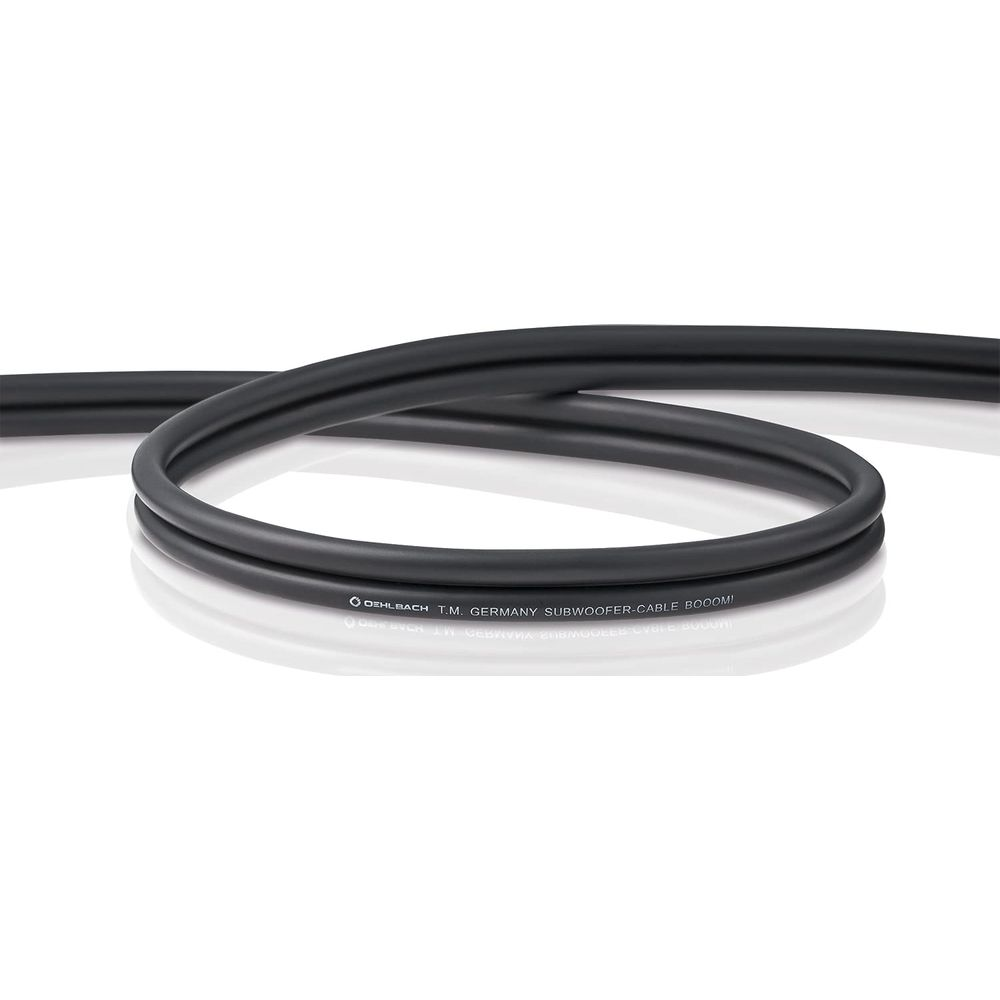 Schwarzes Subwoofer-Kabel von Oehlbach, aufgerollt auf weißem Hintergrund.