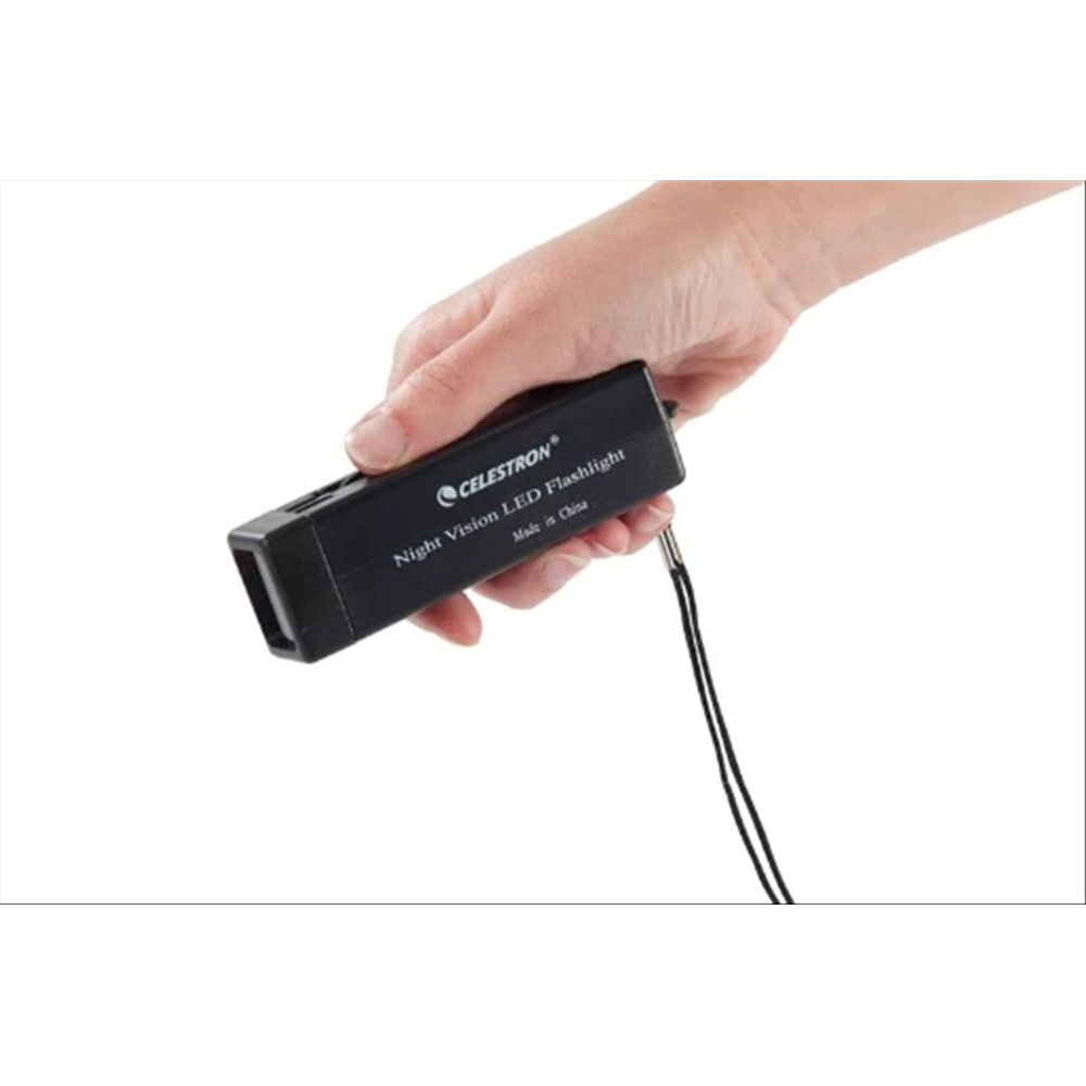 Eine Hand hält eine schwarze Celestron LED-Taschenlampe für Nachtsicht.