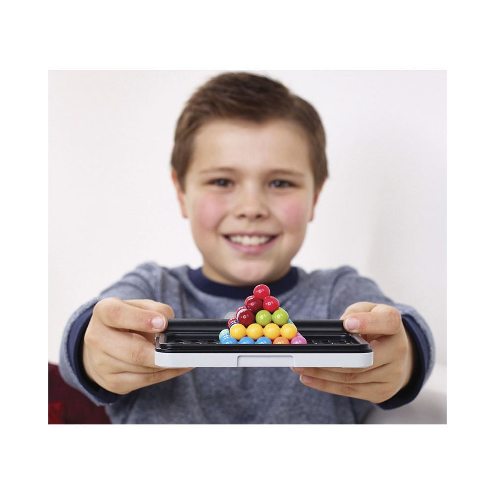 Un ragazzo tiene un gioco con palline colorate impilate a piramide.