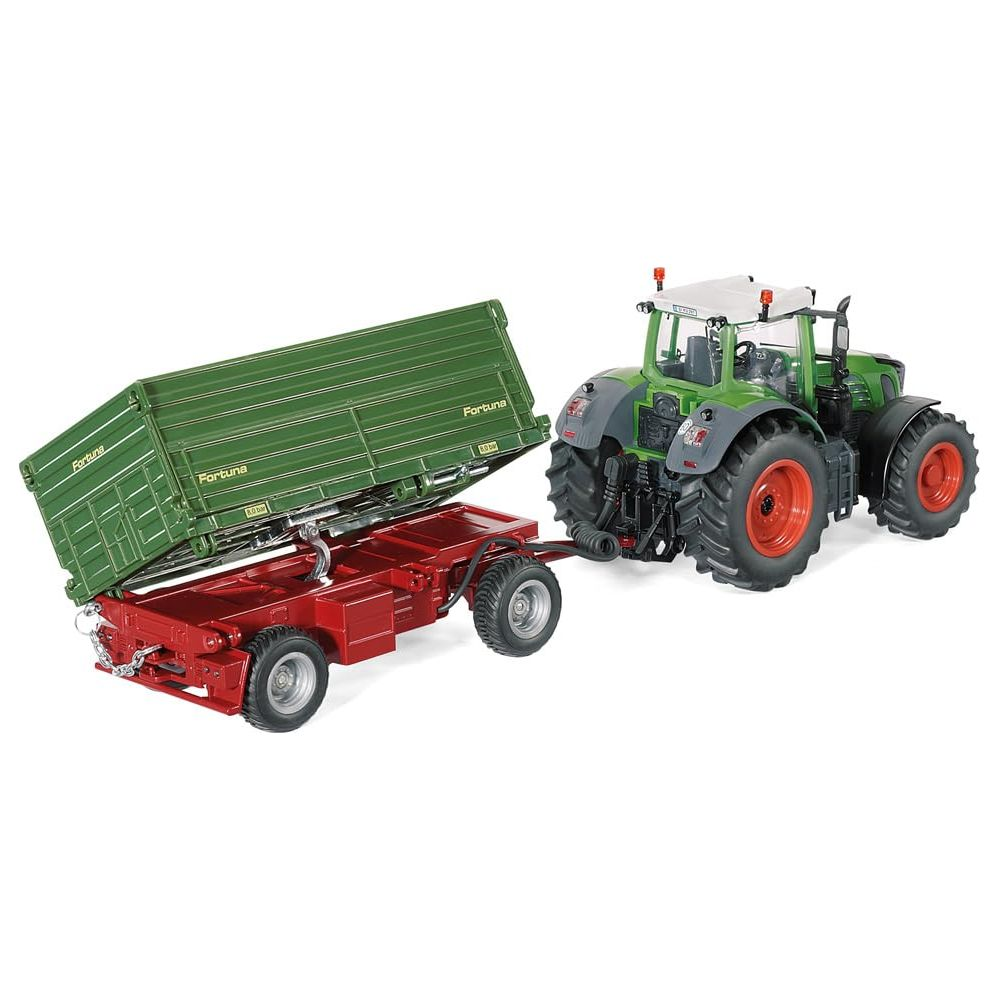 Zielony traktor z przyczepą.